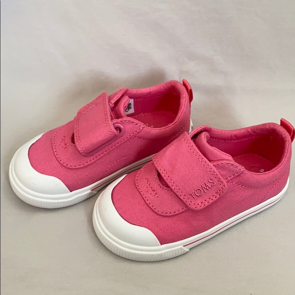 NWOT TOMS size 6 toddler sneaker